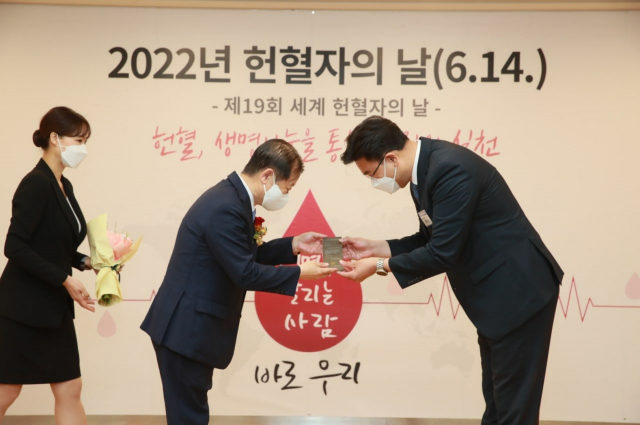 신천지예수교 증거장막성전(이하 신천지예수교회‧총회장 이만희)이 14일 ‘2022년 헌혈자의 날’을 맞아 헌혈을 통해 생명나눔운동에 앞장 선 공로로 대한적십자사 회장 표창을 수상했다.