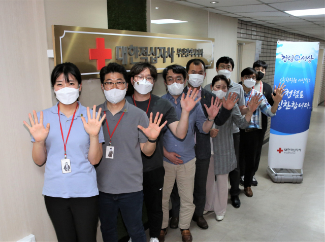 대한적십자사 부산지사(회장 서정의)는 16일 청렴·친절과 적극적인 업무 수행으로 지난 1년간 내·외부 고객의 칭찬을 받은 직원들을 대상으로 청렴함을 칭찬하는 ‘칭찬직원 시상식’을 개최했다.