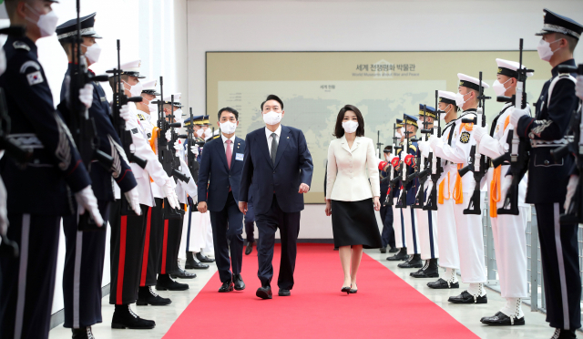 윤석열 대통령의 부인 김건희 여사가 지난 18일 고 심정민 소령을 추모하는 음악회에서 첫 공개 연설하면서 광복 행보 논란이 일고 있다. 17일 서울 용산구 전쟁기념관에서 열린 국가유공자와 보훈가족 초청 오찬에 입장하고 있는 윤 대통령과 부인 김건희 여사. 연합뉴스