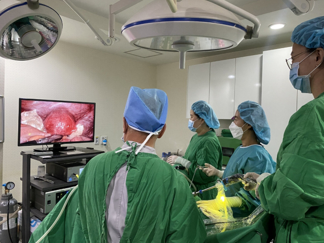 에디스여성병원 박현주 병원장이 20, 30대 젊은 여성에서 자주 발견되는 난소종양을 제거하기 위해 복강경 수술을 시행하고 있다. 에디스병원 제공