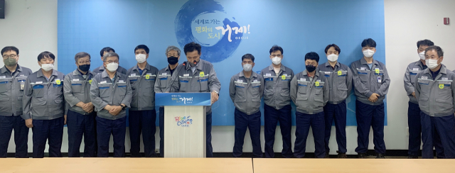 대우조선해양 사내협력사 대표들이 21일 거제시청에서 기자회견을 열고 “전국금속노조 경남지부 거제통영고성조선하청지회 일부 조합원이 지난 2일부터 거제 옥포조선소 중요 생산시설과 장비를 점거한 채 정상적인 생산을 방해하고 있다”며 정부의 적극적인 개입과 불법 행위 엄벌을 촉구했다. 김민진 기자