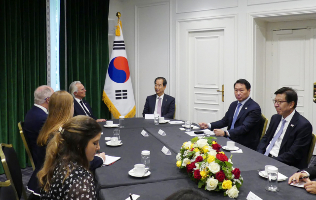 한덕수 국무총리와 박형준 부산시장, 최태원 대한상의 회장이 20일 파리 인터콘티넨탈 호텔에서 로버트 클라크 2027년 미국 미네소타 인정박람회 유치위원장과 접견하고 있다. 연합뉴스