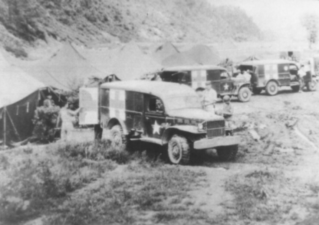 1951년 한국전쟁 당시 응급환자를 구급차로 후송하는 장면. <국군의무사령부 50년사> 발췌
