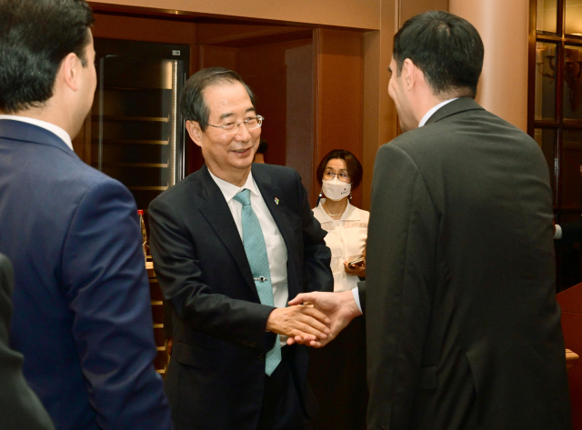 한덕수 국무총리가 21일(현지시간) 프랑스 파리에서 열린 독립국가연합(CIS)·몽골 주프랑스 대사 만찬 간담회에서 인사하고 있다. 총리실 제공.