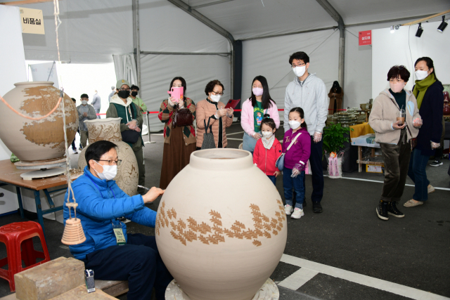 김해시와 강릉시가 지역 대표축제에 직접 참여하는 문화 교류에 나선다. 사진은 김해분청도자기축제 모습. 부산일보DB