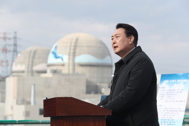 윤석열 대통령이 22일 경남 창원의 원자력 발전 설비 업체를 방문한 자리에서 문재인 정부의 탈원전 정책을 겨냥해 “5년간 바보 같은 짓을 했다”며 강도 높게 비판하며, 신한울 3·4호기의 조속한 건설을 밝혔다. 지난해 말 경북 울진군 신한울 3·4호기 건설중단 현장을 방문한 당시 윤석열 국민의힘 대통령 후보. 연합뉴스