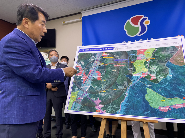 나동연 양산시장 당선인이 지난 6월 23일 기자회견을 열고 '지방도 1028호 국도 승격' 추진 계획을 밝히고 있다. 양산시장직 인수위원회 제공