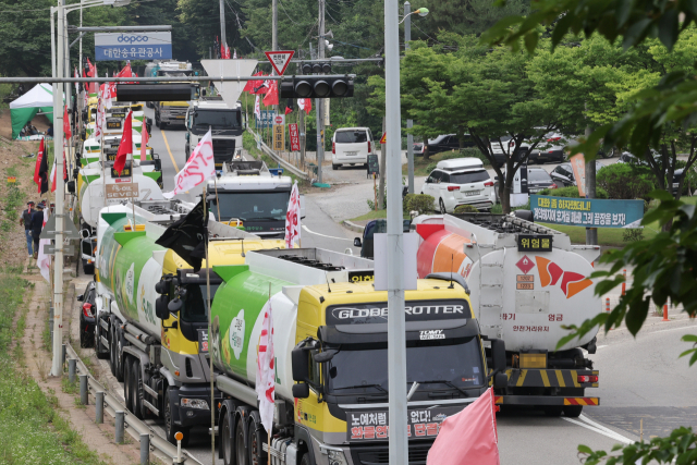 지난 22일 경기 성남 대한송유관공사 판교 저유소로 유조차(탱크로리)들이 줄지어 드나들고 있다(오른쪽 차선). 왼쪽 차선에는 운송료 인상 등을 요구하며 총파업을 시작한 민주노총 화물연대 오일탱크로리지부 소속 유조차들이 세워져 있다.