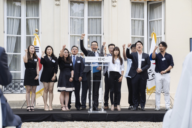 프랑스한인회와 프랑스 각 지역별 한인회가 21일 오후(현지 시간) 주프랑스대사관에서 진행된 재불동포 엑스포 결의대회에서 2030월드엑스포 유치 지원에 나서겠다고 다짐했다. 부산시 제공