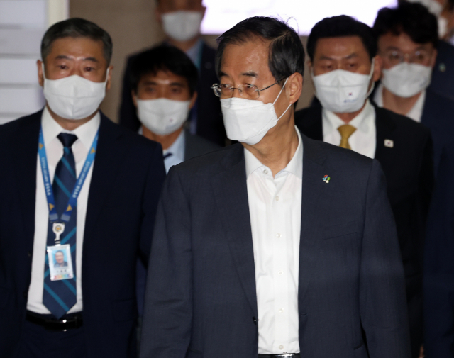 한덕수 국무총리가 프랑스 파리에서 열린 제170차 국제박람회기구(BIE) 총회 참석 일정을 마치고 23일 오전 영종도 인천국제공항 제2여객터미널을 통해 귀국하고 있다. 취임 후 첫 외교무대였던 이번 방문에서 한 총리는 2030 부산엑스포 유치 경쟁 발표(프레젠테이션·PT)는 물론 연달아 진행된 각국 대사·장관, BIE 책임자 접견 등 일정을 소화했다. 연합뉴스