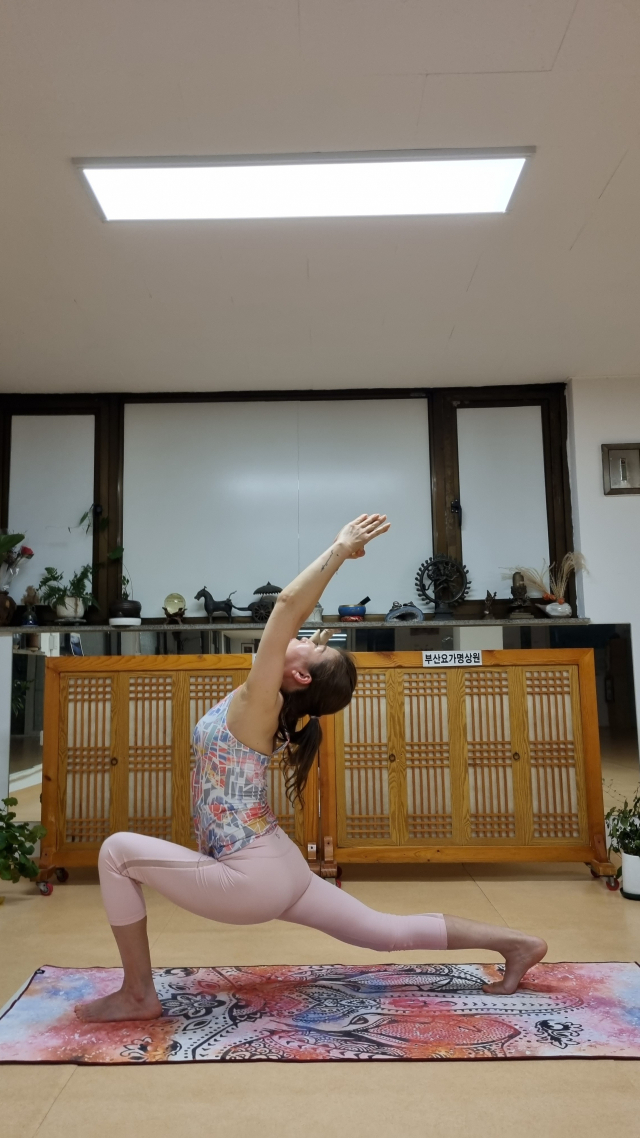 리듬 요가‧비트 요가‧슬로우 빈야사 요가는 춤추듯이 하는 것이 특징이다. ‘태양 경배 체조’를 좌우 번갈아 연속 실행하면, 동작이 물 흐르듯 부드럽게 연결되어 상체와 하체를 고루 움직이는 전신운동이 된다. 시연 임은주.