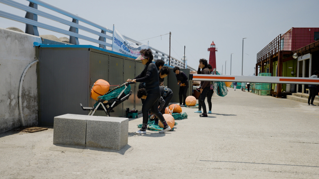 청사포 해녀들이 6월 17일 사물함에서 테왁 등 물질 도구를 꺼내 바다에 들어갈 준비를 하고 있다. 정윤혁 PD jyh6873@busan.com