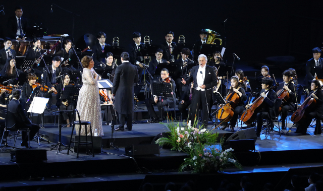 26일 오후 부산 영화의전당 야외극장에서 열린 ‘플라시도 도밍고 라이브 인 부산 2022’에서 플라시도 도밍고와 소프라노 제니퍼 라울리가 듀엣 무대를 선보이고 있다. 정종회 기자 jjh@