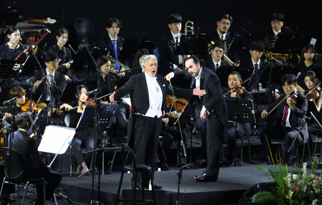 26일 오후 부산 영화의전당 야외극장에서 열린 ‘플라시도 도밍고 라이브 인 부산 2022’에서 플라시도 도밍고가 멋진 무대를 선보이고 있다. 정종회 기자 jjh@