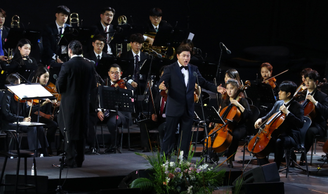 26일 오후 부산 영화의전당 야외극장에서 열린 ‘플라시도 도밍고 라이브 인 부산 2022’에서 테너 김호중이 멋진 무대를 선보이고 있다. 정종회 기자 jjh@