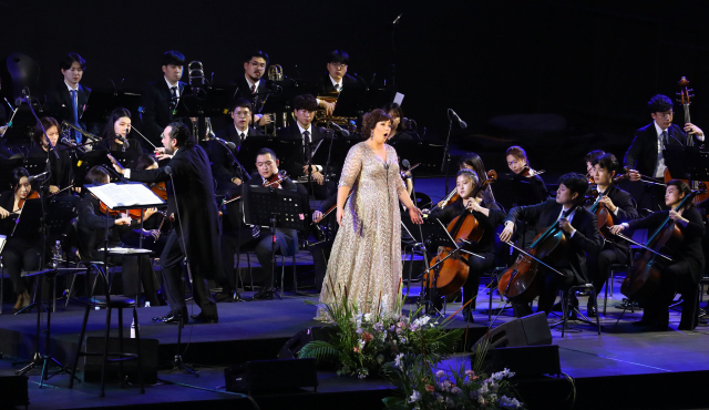 26일 오후 부산 영화의전당 야외극장에서 열린 ‘플라시도 도밍고 라이브 인 부산 2022’에서 소프라노 제니퍼 라울리가 공연을 하고 있다. 정종회 기자 jjh@