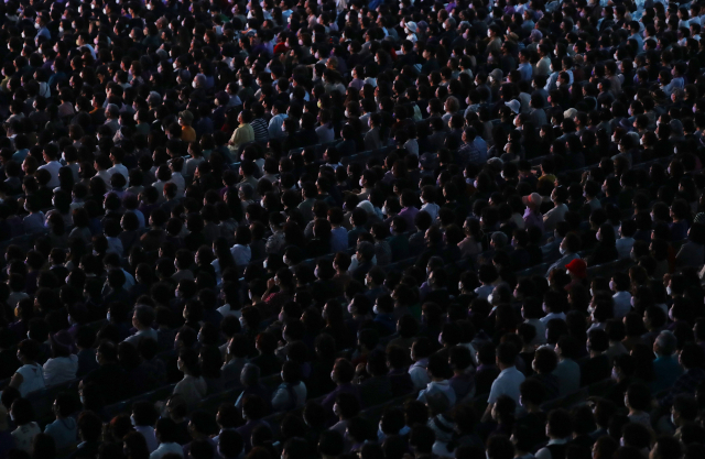 26일 오후 부산 영화의전당 야외극장에서 열린 ‘플라시도 도밍고 라이브 인 부산 2022’ 공연에 많은 관객이 객석을 가득 메우고 있다. 정종회 기자 jjh@