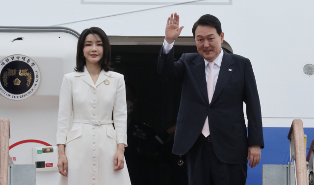 윤석열 대통령과 김건희 여사가 스페인 마드리드에서 열리는 북대서양조약기구(나토) 정상회의 참석을 위해 27일 경기 성남 서울공항에서 공군 1호기에 올라 인사하고 있다. 연합뉴스