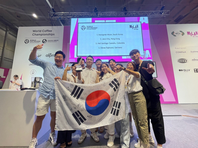 25일(현지 시각) 이탈리아 밀라노에서 열린 2022 월드 컵 테이스터스 챔피언십에서 부산 먼스커피의 문헌관(가운데) 바리스타가 우승했다. SCA 한국챕터 제공