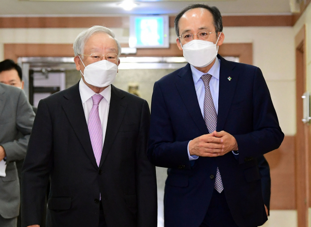 28일 마포구 경총에서 추경호 경제부총리와 손경식 회장이 간담회장으로 걸어가고 있다. 연합뉴스