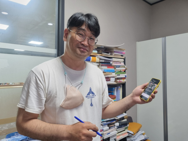 지난 27일 부산 서구 덕화푸드 본사에서 김만석 이사가 '여사님들' 시리즈를 소개하고 있다. 장병진 기자