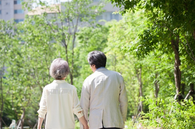 노인 연령을 현재와 같이 만 65세 이상으로 유지할 경우, 노인 부양률이 세계 최고 수준에 이를 것이라며 이에 대비해 노인 연령 기준을 올려야 한다는 제언이 나왔다. 이미지투데이