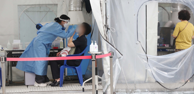 여름 휴가철 코로나19 재유행 우려가 나오는 가운데 28일 오후 부산 부산진구보건소 선별진료소에서 시민들이 코로나 검사를 받고 있다. 이재찬 기자 chan@