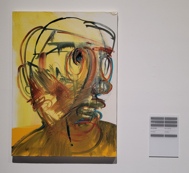 부산현대미술관 '거의 정보가 없는 전시' 작품 옆에 정보가 가려진 안내문이 붙어 있다. 오금아 기자