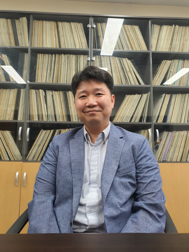 지난 28일 부산대 언론사 주간교수실에서 만난 황성욱 부산대 미디어커뮤니케이션학과 교수. 김성현 기자 kksh@