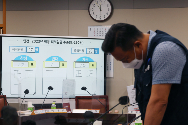 29일 오후 세종시 정부세종청사 최저임금위원회 회의실에서 열린 제8차 전원회의에서 내년도 최저임금을 9620원으로 의결한 뒤 근로자 위원인 이동호 한국노총 사무총장이 회의장을 떠나고 있다. 연합뉴스