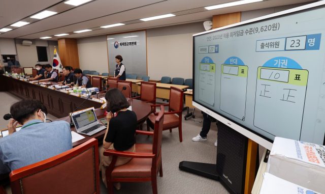 30일 오전 세종시 정부세종청사 최저임금위원회 회의실에서 열린 제8차 전원회의에서 내년도 최저임금을 9620원으로 결정됐다. 근로자위원들이 입장을 밝히고 있다. 연합뉴스