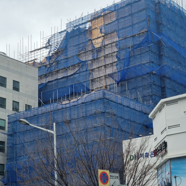 올 3월 부산 부산진구 한 철거현장에서 50대 노동자가 추락해 목숨을 잃는 사고가 발생했지만, 50인 미만 작업장이라 중대재해처벌법 적용을 받지 않았다. 사고가 발생한 철거현장의 모습. 부산일보DB