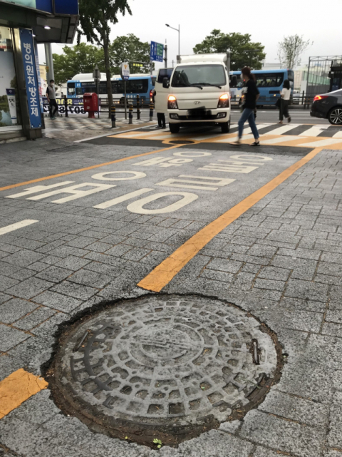 부산 동구 수정동 중앙대로 인근 한 이면도로에 깔려 있는 맨홀 뚜껑.