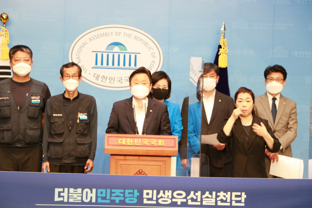 더불어민주당 ‘민생우선실천단’ 산하 ‘화물노동자생존권보호팀’(팀장 최인호 국회의원·왼쪽 세 번째)은 지난달 30일 국회 소통관에서 민주노총 공공운수노조 화물연대본부와 함께 ‘안전운임제 일몰제 폐지와 품목 확대를 위한 화물자동차 운수사업법 발의 공동 기자회견’을 개최했다. 최인호 의원실 제공