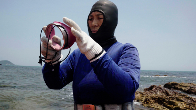 김형숙 해녀가 바다로 물질을 떠나기 전 물안경을 점검하고 있다. 정수원 PD blueskyda2@busan.com