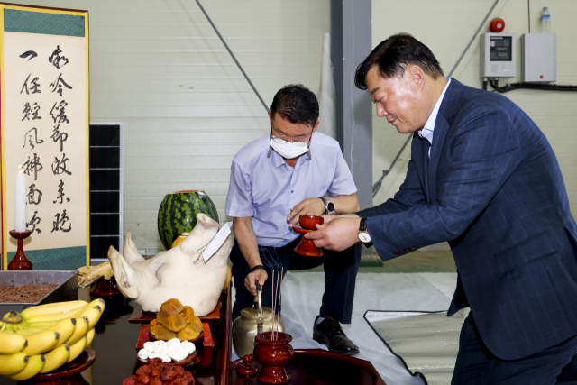 1일 합천 새 남부농협 쌍백 지점 건마늘 이동 경매 초매식 갖고 본격 마늘 경매. 합천군 제공