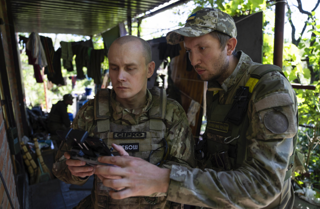 2일(현지시간) 우크라이나 하르키우 인근에서 공격용 드론을 조종하는 우크라이나 군인. AP연합뉴스연합뉴스
