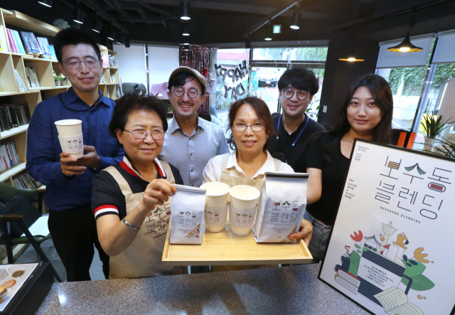 지난달 28일 모인‘보수동 블렌딩 커피’를 기획한 혜광고 김성일 교사(뒷줄 왼쪽부터), 마리스텔라 커피 박성우 대표, 동아대 시각디자인과 김재홍 교수, 제정현 학생. 앞줄은 시니어 바리스타들. 정대현 기자 jhyun@