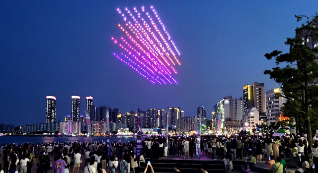 빅데이터와 SNS 해시태그 집계량에서 부산 광안리해수욕장이 해운대해수욕장에 앞서는 것으로 나타났다. 광안리해수욕장에서 하절기 매주 토요일 오후 8시와 10시 2차례 진행하는 드론쇼를 많은 관광객이 지켜보고 있다. 강선배 기자 ksun@