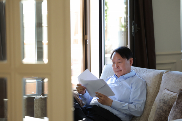 대통령실은 북대서양조약기구(NATO.나토) 정상회의에 참석한 윤석열 대통령이 스페인 마드리드 시내에 위치한 호텔에서 자료를 검토하는 사진을 3일 공개했다. 연합뉴스