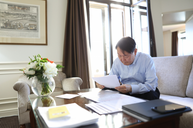 대통령실은 북대서양조약기구(NATO.나토) 정상회의에 참석한 윤석열 대통령이 스페인 마드리드 시내에 위치한 호텔에서 자료를 검토하는 사진을 3일 공개했다. 연합뉴스