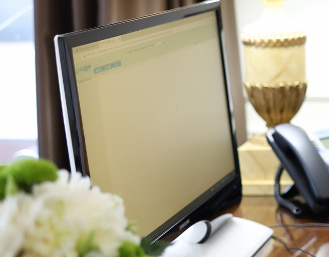 대통령실이 제공한 '자료 검토하는 윤 대통령' 사진을 확대한 모습. 연합뉴스