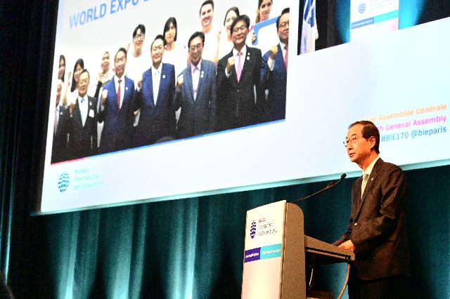 사진은 한덕수 국무총리가 지난달 21일 오전(현지시간) 파리 국제박람회기구(BIE) 총회장에서 2030 부산 세계박람회(엑스포) 유치 경쟁 발표(프레젠테이션)를 하고 있다.연합뉴스