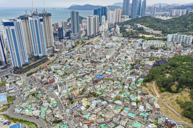 부산의 대표적인 재개발 지역인 해운대구 우동3구역의 시공사 선정이 잇달아 유찰되면서 수의계약 수순으로 진행될 것이라는 전망이 높다. 우동3구역 전경. 부산일보DB