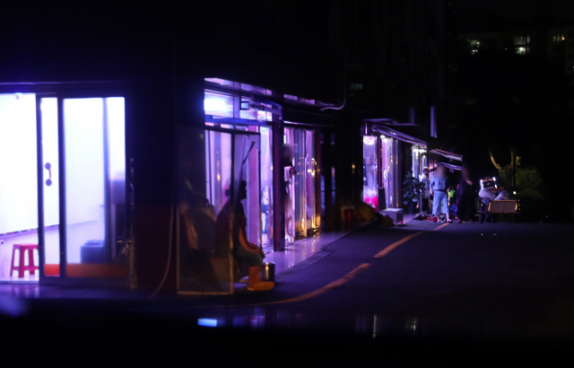 지역예술가 등이 참여해 부산 최대 성매매집결지의 역사를 기록화하는 작업이 진행될 서구 충무동 일대 ‘완월동’의 옛 모습. 부산일보DB