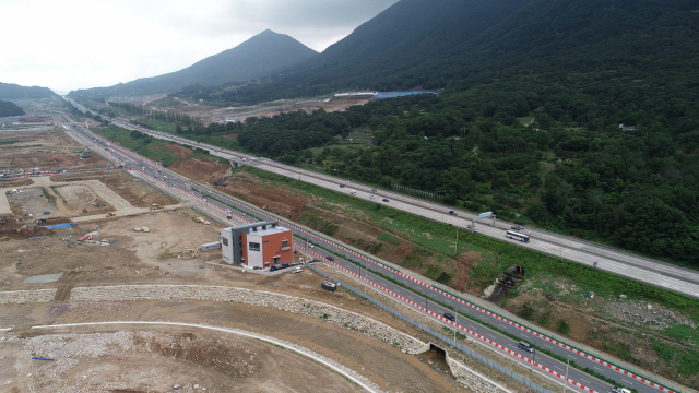 부산도시철도 1호선 노포역~경남 양산 북정동을 연결하는 양산선의 사업 기간이 또다시 2024년으로 1년 더 연장된다. 사송신도시 내 양산선은 2개 도로 사이인 녹지에 건설된다. 양산시 제공