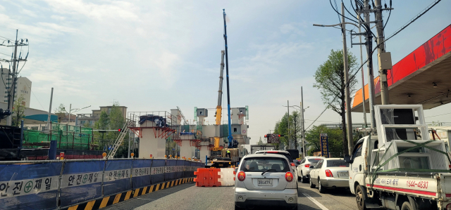 최근 출근시간대 양산선 북정역 건설공사로 인해 교통체증이 발생하고 있다. 김태권 기자