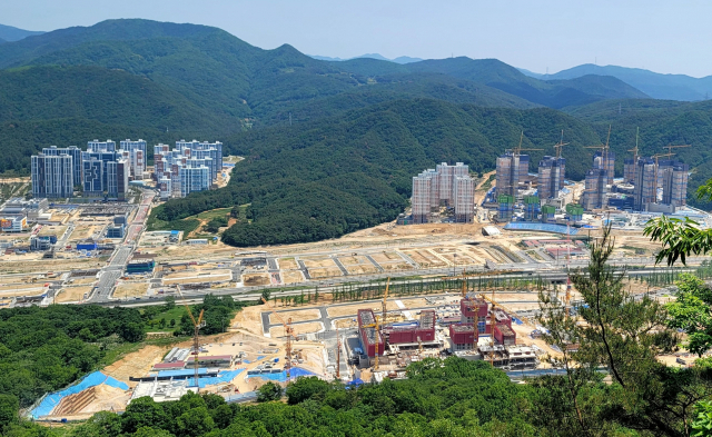 양산선의 사업 기간이 또다시 1년 더 연장되면서 사송신도시 입주민들의 교통불편 민원이 잇따를 것으로 보인다. 사진은 아파트 건립 공사가 한창 진행 중인 사송신도시. 김태권 기자