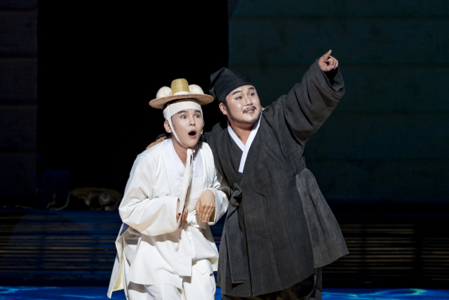 국립창극단의 '귀토'가 다음 달 부산을 찾는다. 토끼 역할은 김준수(왼쪽)가, 자라 역할은 유태평양이 맡았다. 부산문화회관 제공