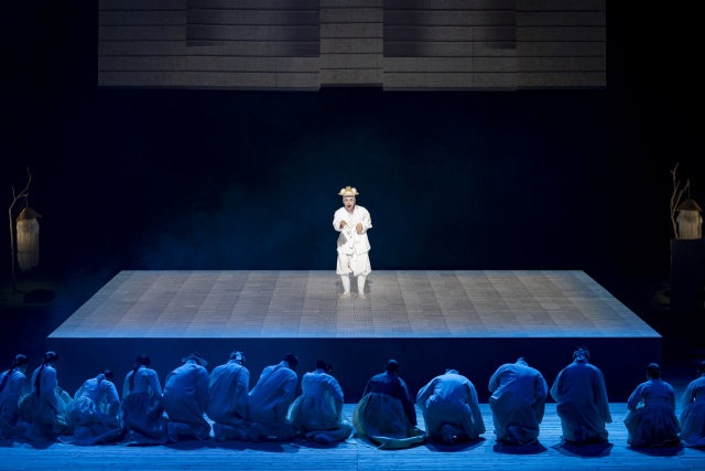 53명의 출연진이 함께하는 국립창극단의 '귀토' 공연 장면. 부산문화회관 제공